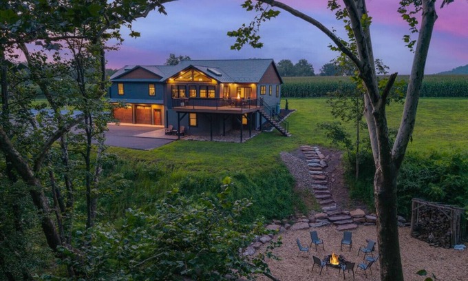 Loyalton House | The Oakdale Retreat with Pickleball Court