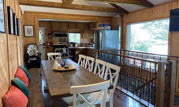 Valentia Cottage | The Oakdene Cottage - hot tub with a lake view!