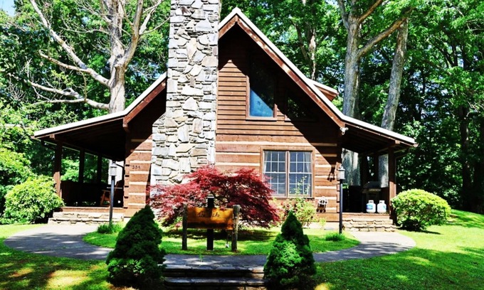 Cherokee Cabin | The Oakes: Pet Friendly near Harrah's and Polar Ex