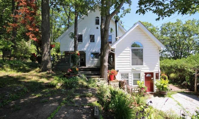 Central Frontenac House | The Oaks Lake House