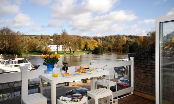 Henley House | The Oars - Riverfront Property
