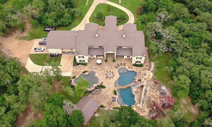 Brazos Valley Cabin | The Oasis on 358, Luxury Safari Estate, 8BR, Sleeps 20, Resort-Style Pools