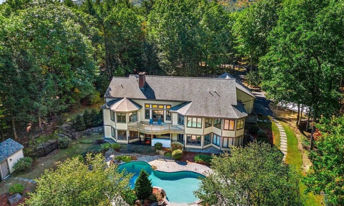 Gilford Apartment | `The Oasis` Pool/Hot tub/Game-Room/Ski/Sleeps 18