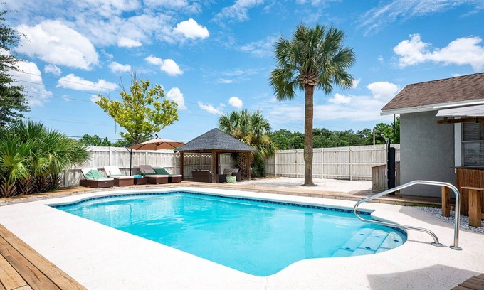 Girvin House | The Oasis Retreat Jax w/HEATED Pool, Tikibar/Lounge area ⛱