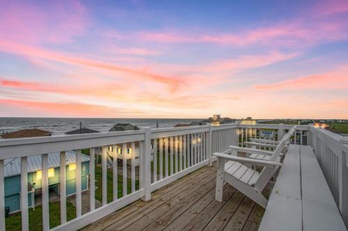 Bermuda Beach House | "The Ocean Aire" , 30 secs from the sand!