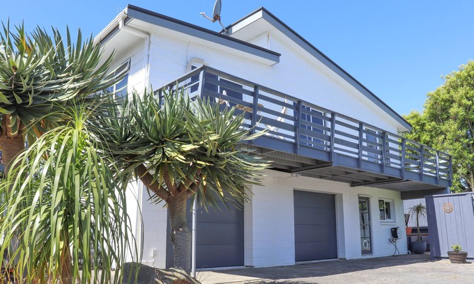 Ohope House | The Ōhope Beach Hideaway: Modern beach house, 3 minutes from white sand beach.