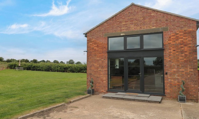 Middlezoy Cottage | THE OLD AMBULANCE HOUSE, pet friendly, with a garden in Middlezoy