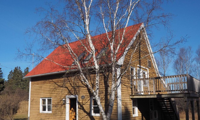 Heckmans Island Cottage | The Old Barn 4 bedrooms, 8-10 min to Blue Rocks and Lunenburg on peaceful Heckmans Island