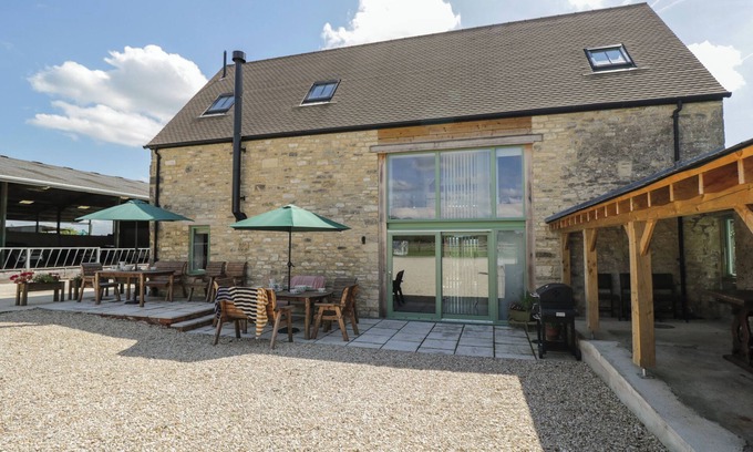 South Leigh Cottage | THE OLD BARN, character holiday cottage, with open fire in Eynsham
