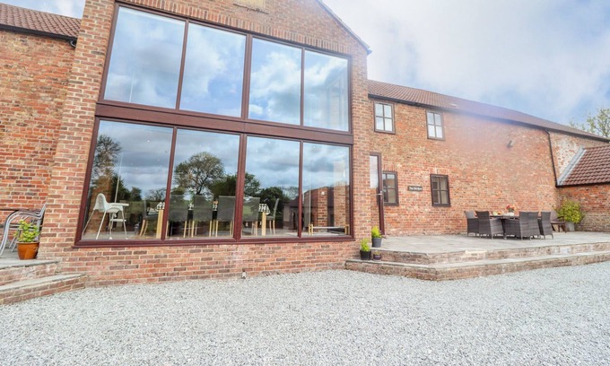 Thwing Cottage | THE OLD BARN, family friendly, with pool in Great Driffield