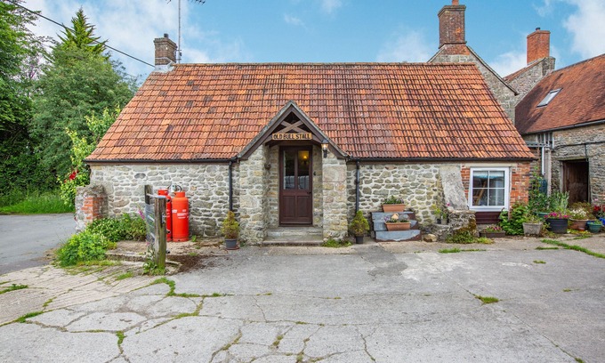 Penselwood Cottage | THE OLD BULL STALL, pet friendly, with a garden in Penselwood
