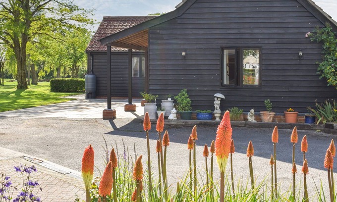 Halstead House | THE OLD CARTLODGE, family friendly, with a garden in Castle Hedingham
