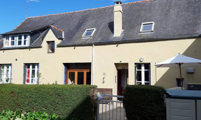 Belle-Isle-en-Terre House | The Old Coach House.Central Village Detached Family/pet friendly Ground Flr dble