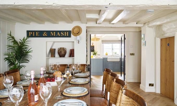 Henley-on-Thames Apartment | The Old Coach House - Sleeps 14