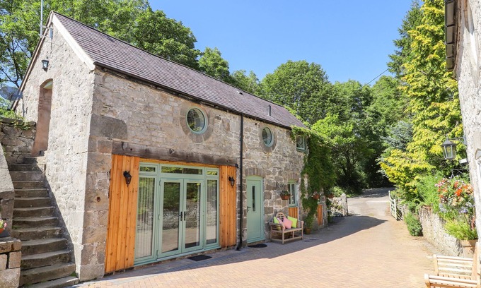 Mold Cottage | THE OLD COACH HOUSE, family friendly in Llanarmon-Yn-Ial