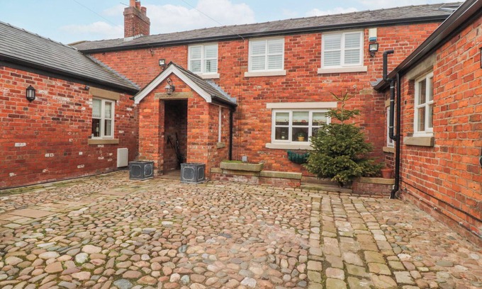 Preston Cottage | THE OLD COACH HOUSE, pet friendly, with hot tub in Bilsborrow