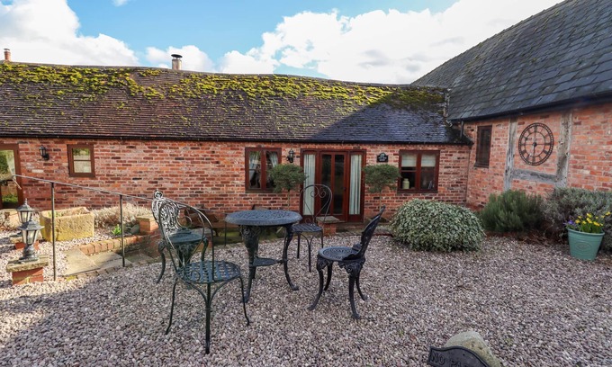 Eaton Mascott Cottage | THE OLD DAIRY, pet friendly, with open fire in Church Stretton