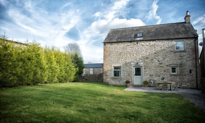 Foolow Cottage | The Old Dairy - sleeps 6 guests in 3 bedrooms