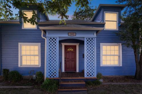 Grand Prairie House | The Old Downtown Historic Grand Prairie House home