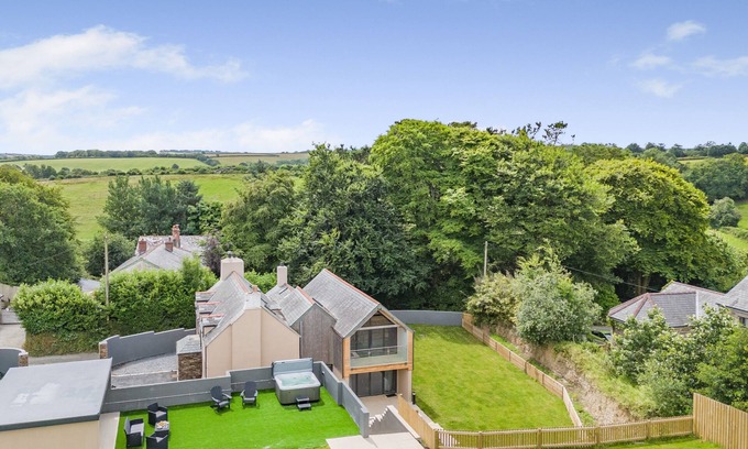 Liskeard House | The Old Farmhouse - Horningtops