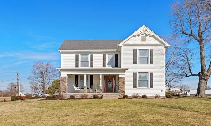 Rineyville House | The Old Farmhouse Inn is a charming 4-bedroom Farmhouse in Rineyville, Kentucky