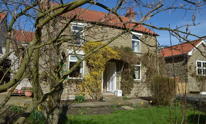 Pickering Cottage | The Old Farmhousen3 bed det cottage Hot Tub, Dog/cat friendly onsite fishing