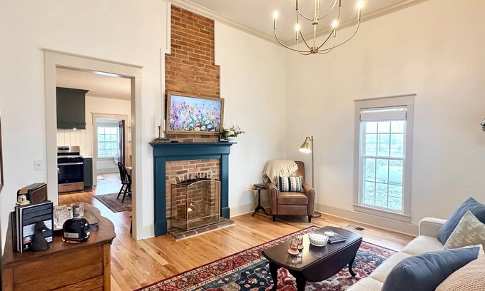 Port Royal House | The Old Fashioned Farmhouse- Kentucky Bourbon Trail 3 bed 2 bath Farm Getaway