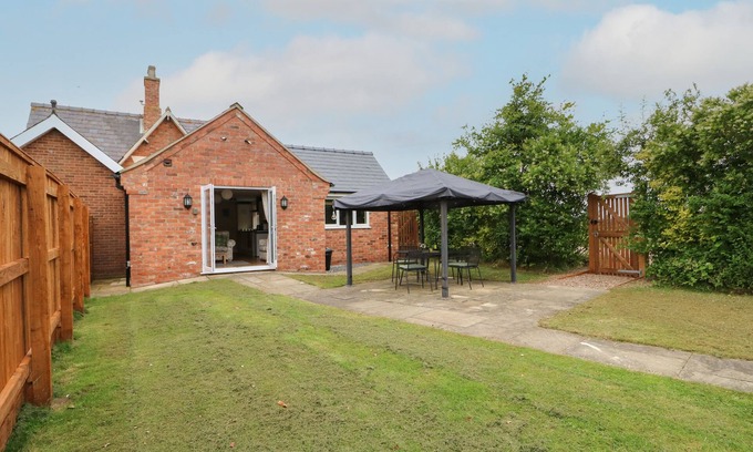 Alford Cottage | THE OLD GATE HOUSE ANNEXE, pet friendly, with a garden in Alford