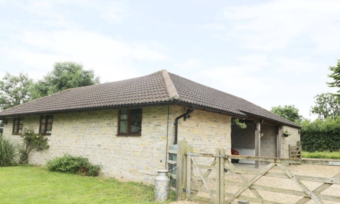 Somerton Cottage | THE OLD GOAT BARN AT TROUT COTTAGE, pet friendly in Somerton