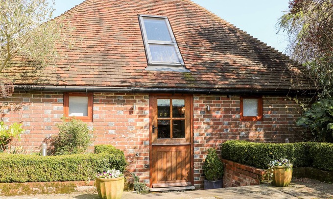 Pulborough Cottage | THE OLD GRANARY, romantic, with open fire in West Chiltington