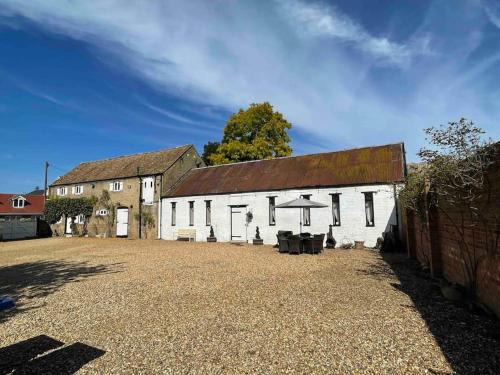 Godmanchester House | The Old Hay Barn - Games Room, Gym, Sleeps 8