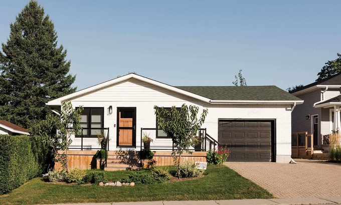 Prince Edward House | The Old Homestead - Gorgeous backyard w Pizza Oven