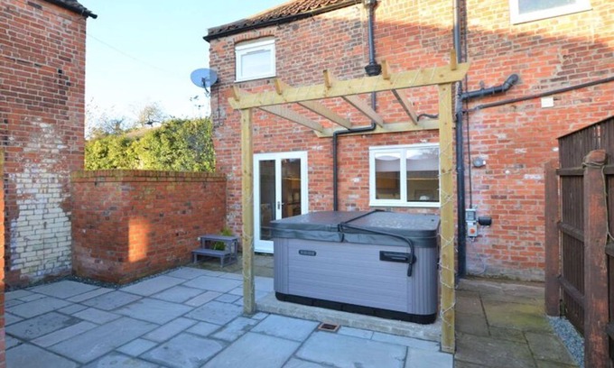 Wainfleet All Saints House | The Old Jolly Cottage with hot tub