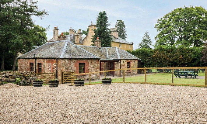 Aberargie Cottage | THE OLD LAUNDRY COTTAGE, pet friendly, with a garden in Perth