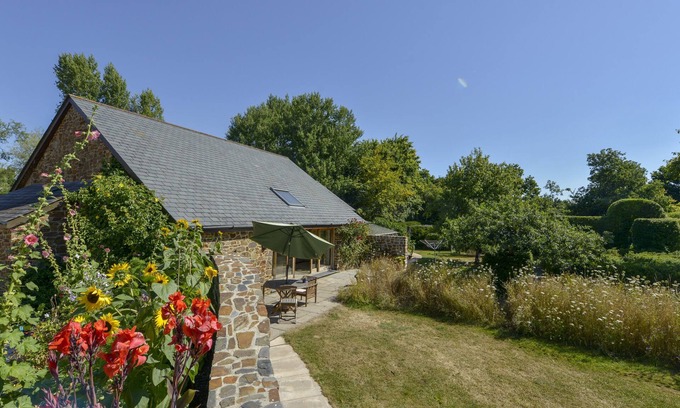 East Portlemouth Cottage | THE OLD PARLOUR, pet friendly, with a garden in Sampford Courtenay