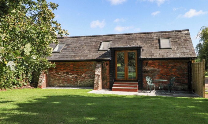 Netley Cottage | THE OLD PARLOUR, pet friendly, with a garden in Durley