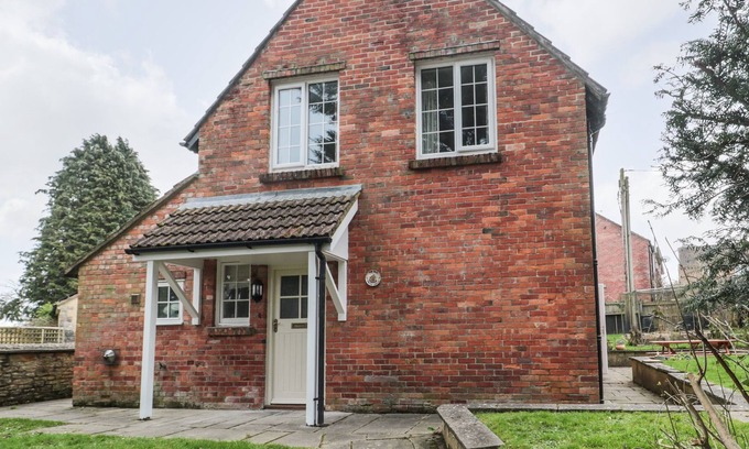 North Perrott House | THE OLD POLICE HOUSE, pet friendly, with a garden in Beaminster