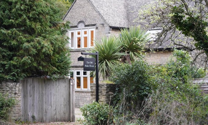Steeple Aston House | The Old Police House- Beautiful Oxfordshire Countryside Retreat- Sleeps 10