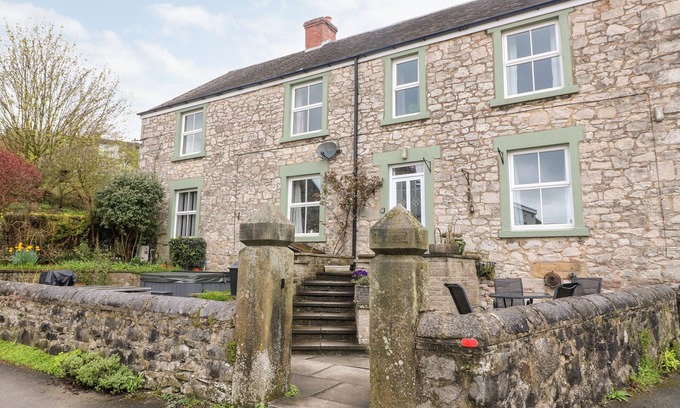 Middleton Cottage | THE OLD POST OFFICE, pet friendly, with hot tub in Wirksworth