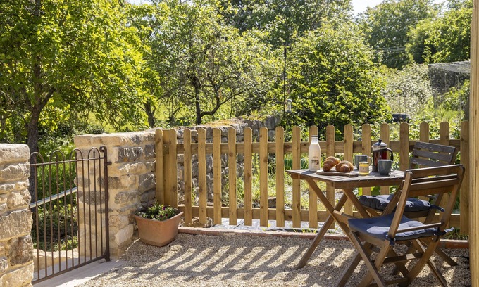Broadway Cottage | The Old Potting Shed - sleeps 2 guests