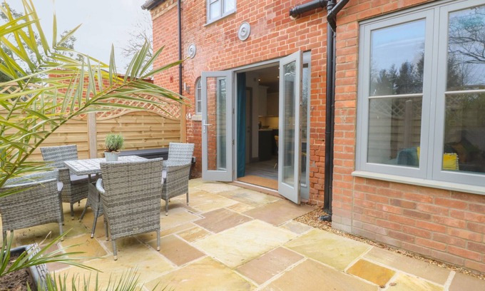 Norwich Cottage | THE OLD RECTORY COACH HOUSE, family friendly in Rockland St Mary