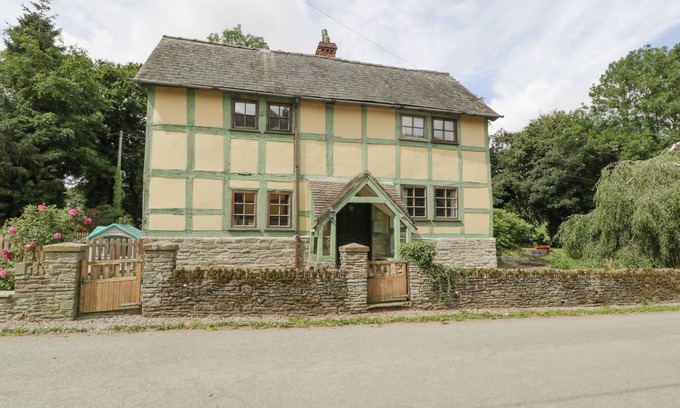 Presteigne House | THE OLD RECTORY, pet friendly, with a garden in Presteigne