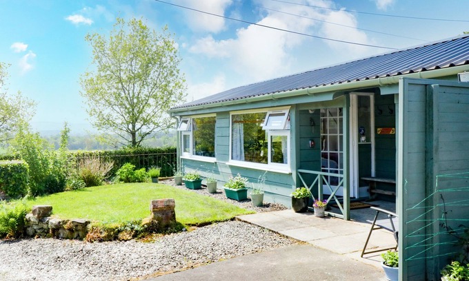 Kippen Cottage | THE OLD SCHOOL BIKE SHED, pet friendly, with a garden in Aberfoyle