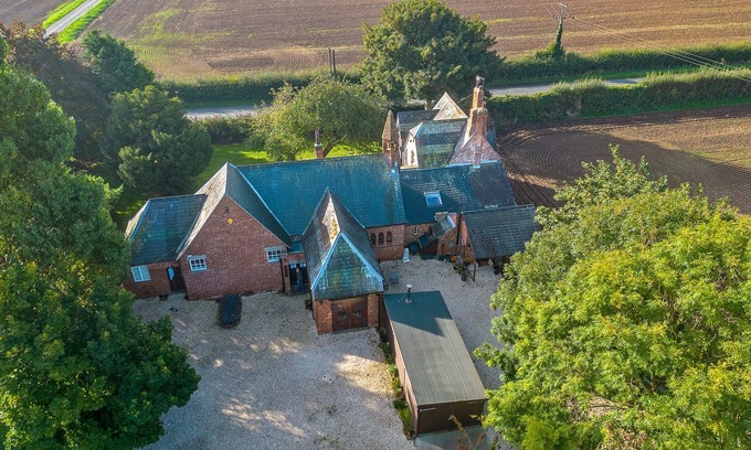 Winestead Cottage | THE OLD SCHOOL HOUSE, pet friendly, with a garden in Patrington