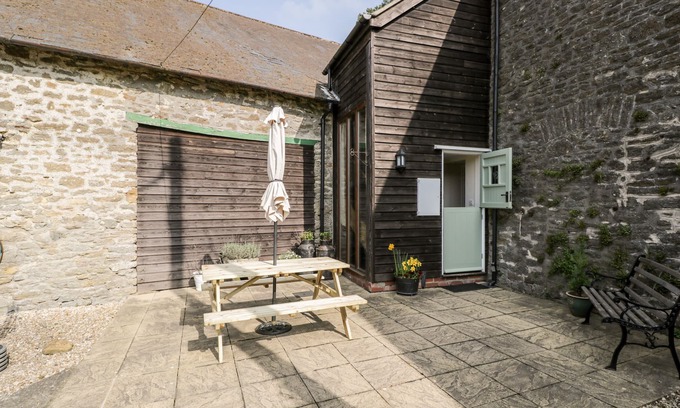 East Chelborough Cottage | THE OLD SCHOOL ROOM, character holiday cottage in East Chelborough