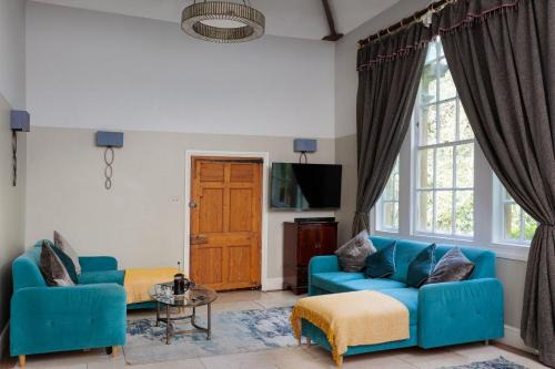 Box Apartment | The Old School Rooms Beautiful Georgian apartment, sleeps 12 with Wifi and Parking, near Bath