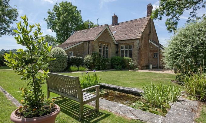 South Perrott House | The Old School - sleeps 6 guests in 3 bedrooms