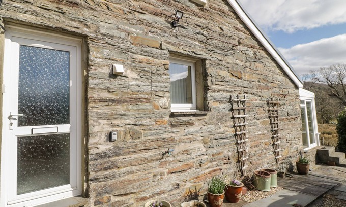 Maentwrog Cottage | THE OLD SMITHY COTTAGE, with a garden in Penrhyndeudraeth