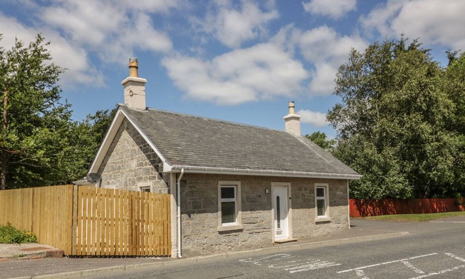 Cronberry Cottage | THE OLD TOLL COTTAGE, pet friendly, with a garden in Muirkirk