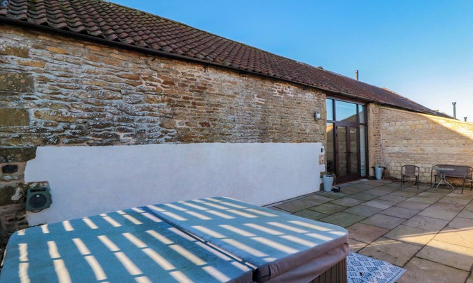 Scalby Cottage | THE OLD WORKSHOP, pet friendly, with hot tub in Scarborough